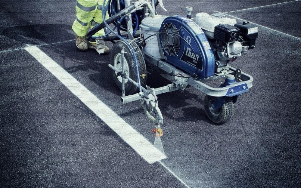Self-propelled line marking machine applying a thermoplastic line